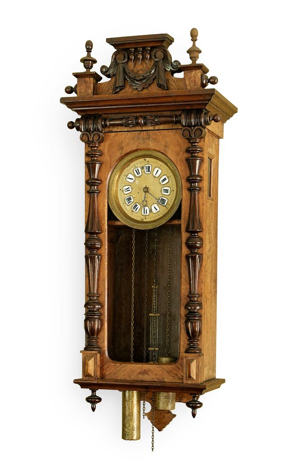 Antique mantel clocks: timeless elegance and history